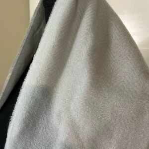 Incredibly soft light gray one size scarf 100% polyester​​